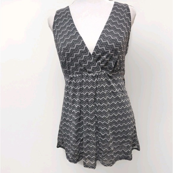 New York & Company Tops - New York And Co Sleeveless Zig Zag Pattern Black White Stretch Top Size Small